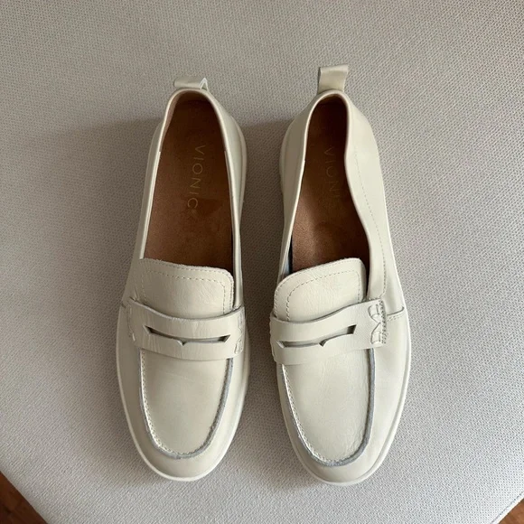 VIONIC UPTOWN LOAFER CREAM LEATHER SIZE 8.5 NEVER WORN